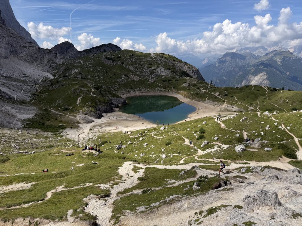 Rifugio-Coldai-20260809 - Il laghetto Coldai dalla forcella omonima