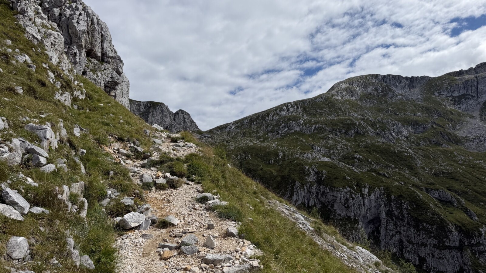 Cima-Laste-20260818 - 11 Il sentiero sale verso il rifugio