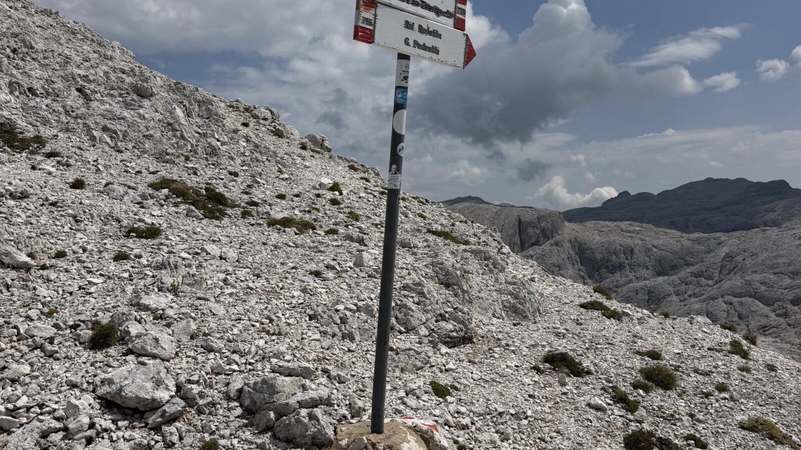 Ferrata-bolver-lugli-rifugio-rosetta-20260802 - Cartello con le indicazioni per il rifugio Rosetta