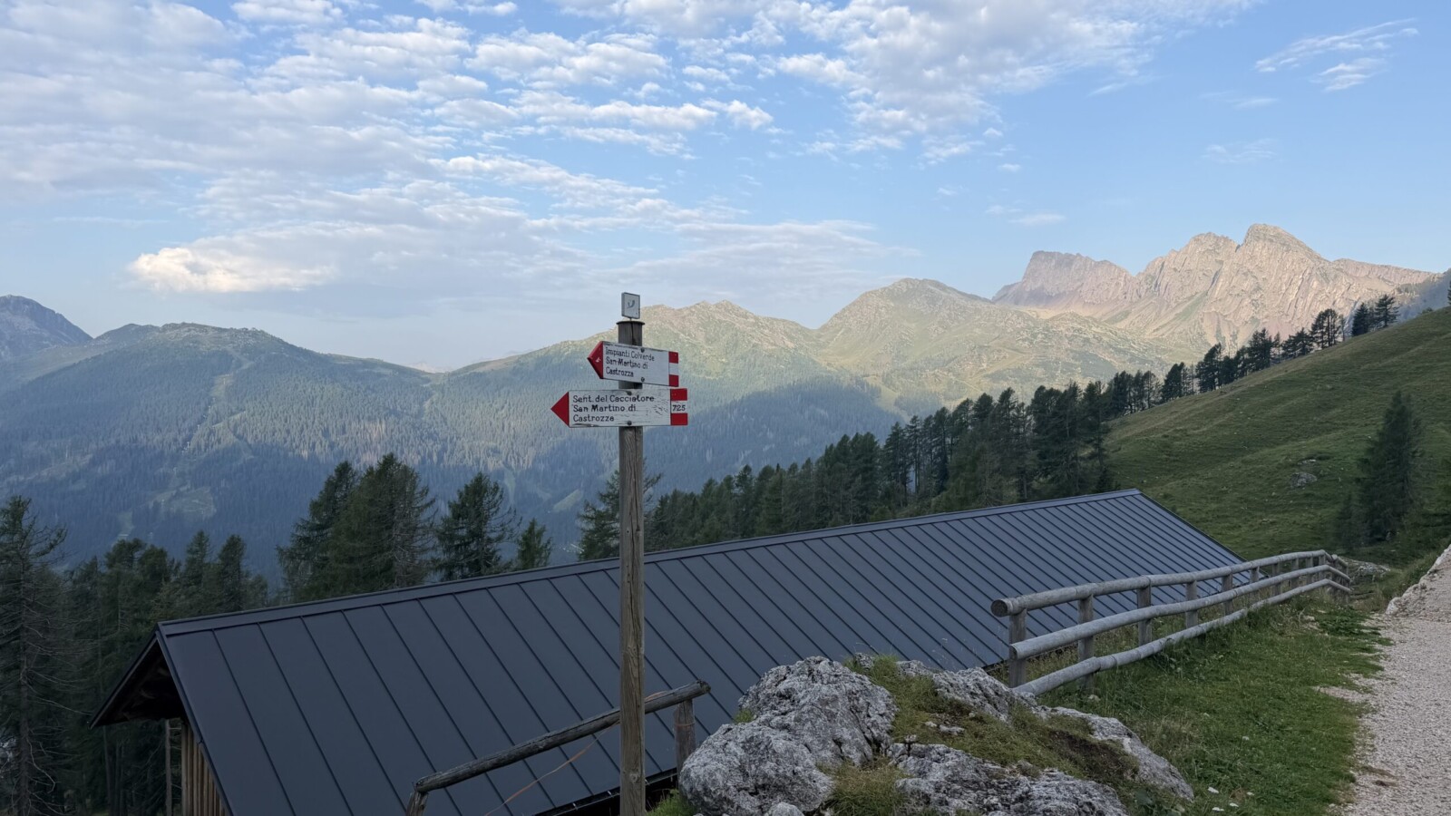 Ferrata-bolver-lugli-rifugio-rosetta-20260802 - I cartelli indicatori a malga Pala