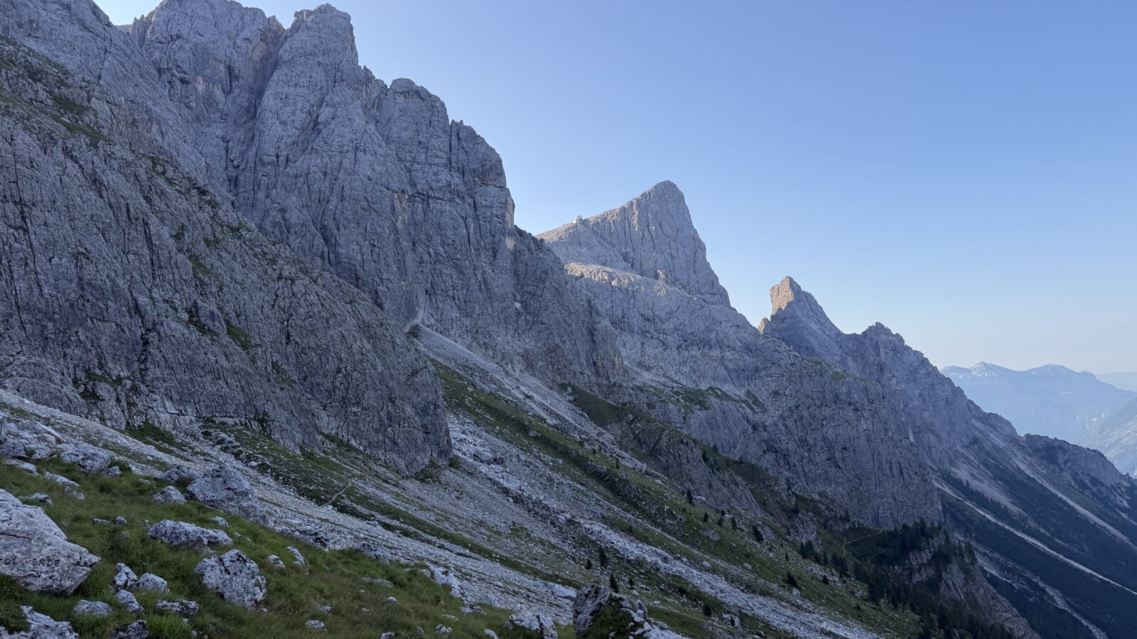 Ferrata-bolver-lugli-rifugio-rosetta-20260802 - Il sole inizia ad illuminare cima rosetta