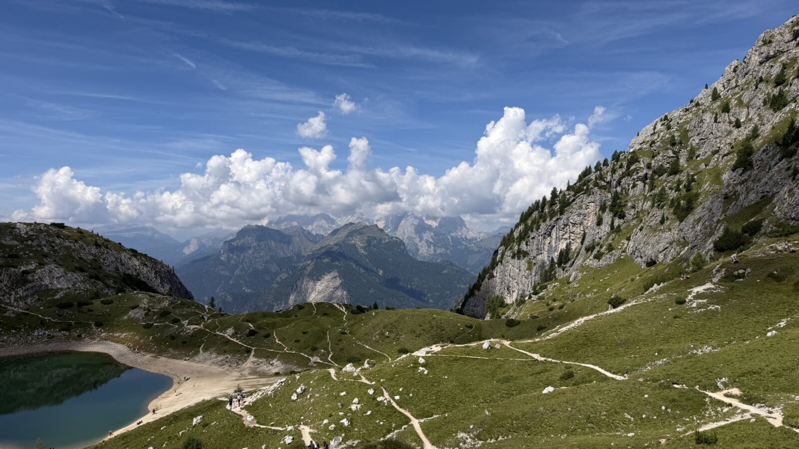 Rifugio-Coldai-20260809 - Il laghetto coldai verso il balcone sopra Alleghe e la Marmolada sullo sfondo