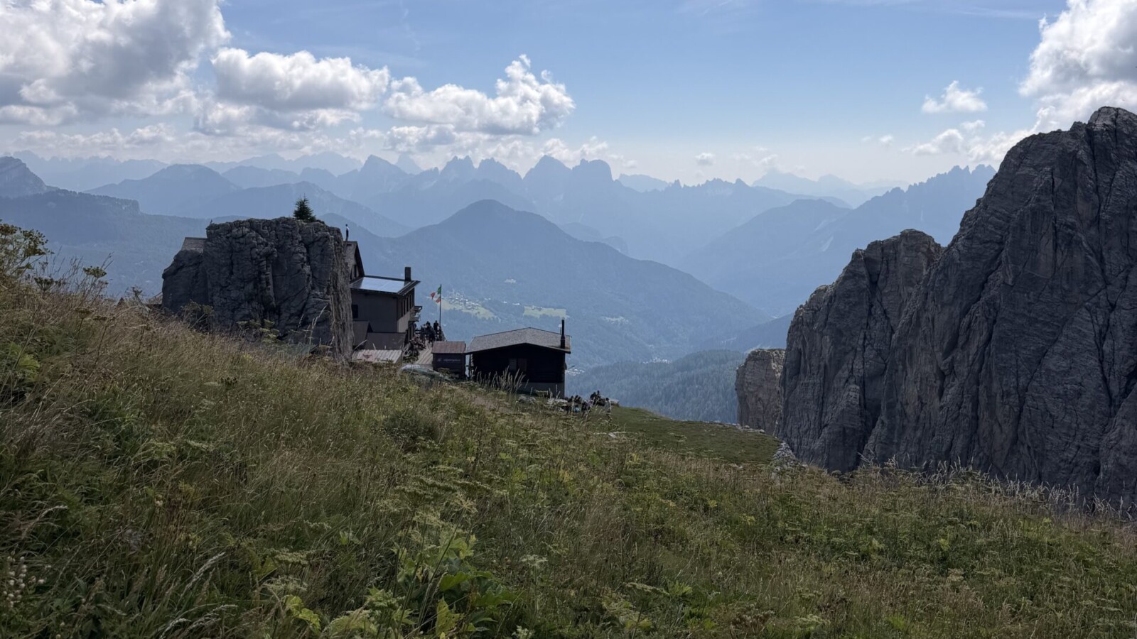 Rifugio-Coldai-20260809 - Rifugio Coldai con la val zoldana