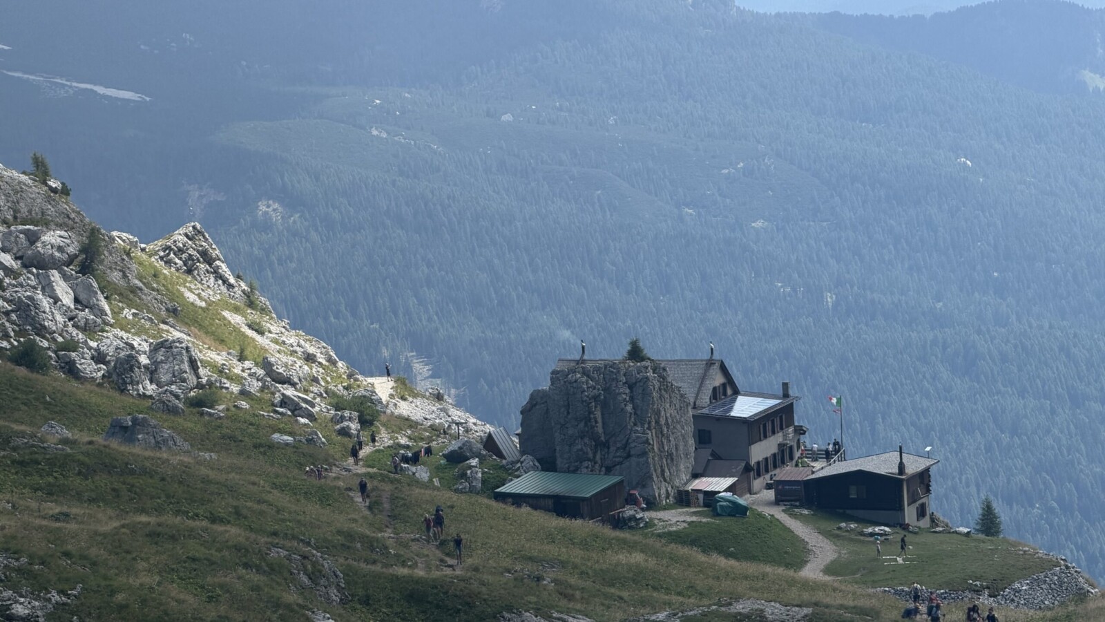 Rifugio-Coldai-20260809 - Rifugio Coldai verso il Pelmo