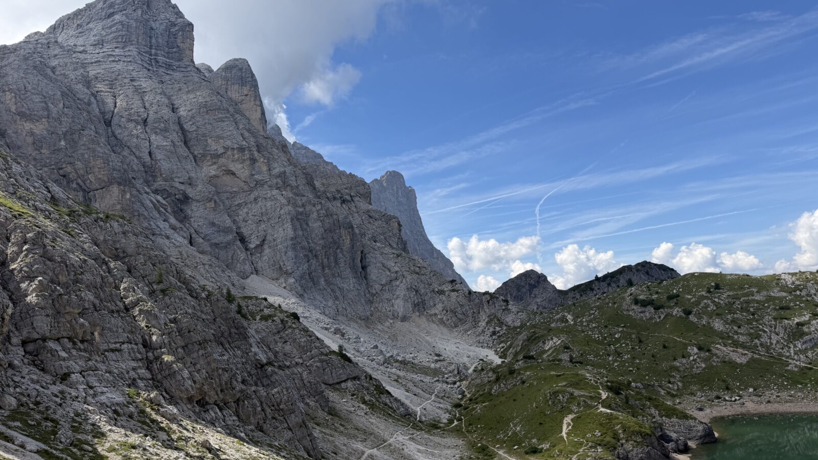 Rifugio-Coldai-20260809 - Sullo sfondo la forcella Col Negro e in primo piano la torre Coldai