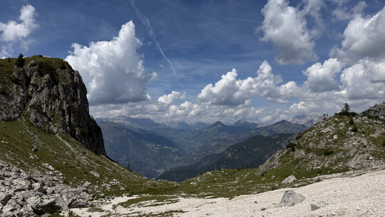 Rifugio-Coldai-20260809 - Verso Arabba e il Sella
